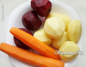 Простой салат из картошки, свеклы и моркови